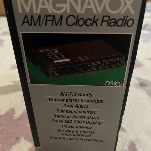 Vintage Magnavox AM/ FM Radio Alarm Clock - Picture 9 of 9